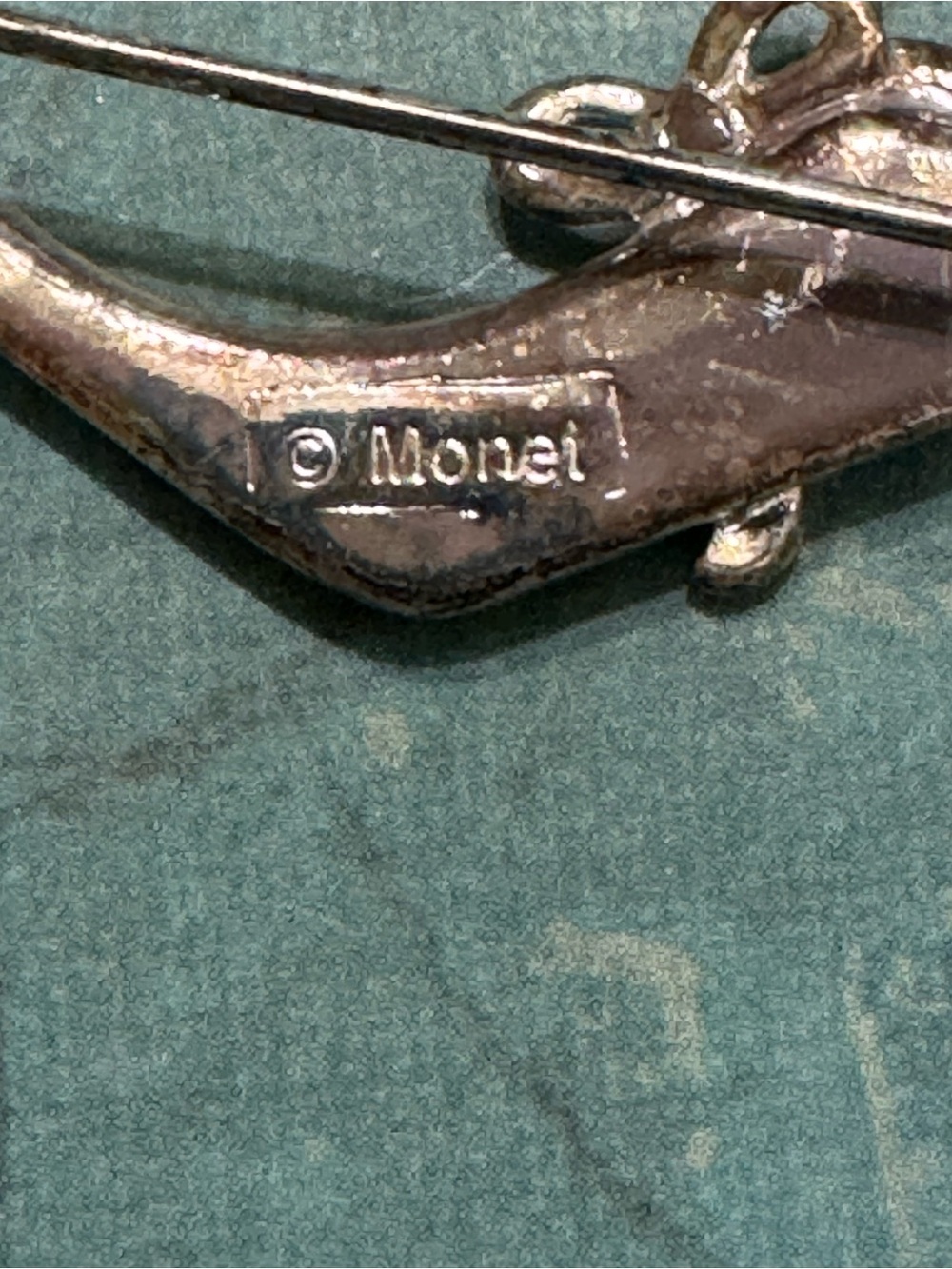 FOUR DAMAGED BROOCHES - Picture 9 of 15
